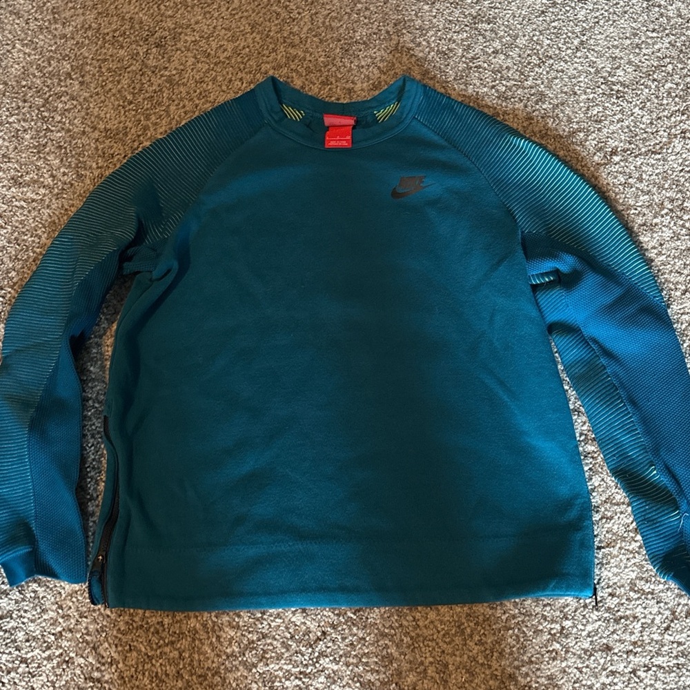 Women’s small Nike warm crewneck